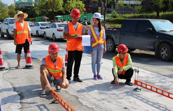 2018年8月，G220試驗(yàn)路段交工驗(yàn)收，測(cè)量彎沉評(píng)估路面的整體強(qiáng)度