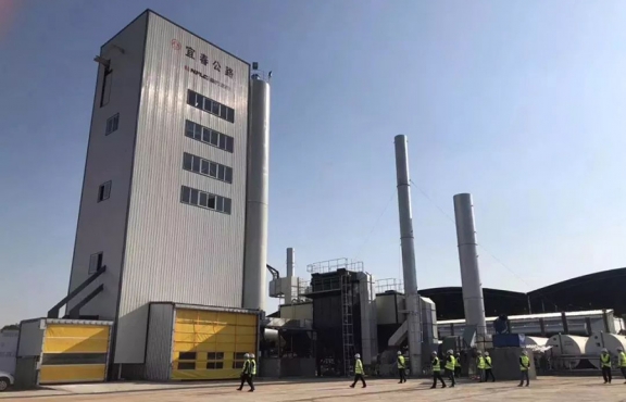 2018年10月12日，來(lái)自全國(guó)各地的筑養(yǎng)路行業(yè)專家、高校科研學(xué)者等150余人，蒞臨豐城綜合養(yǎng)護(hù)中心，現(xiàn)場(chǎng)觀摩全環(huán)保瀝青攪拌設(shè)備及各類環(huán)保裝置。